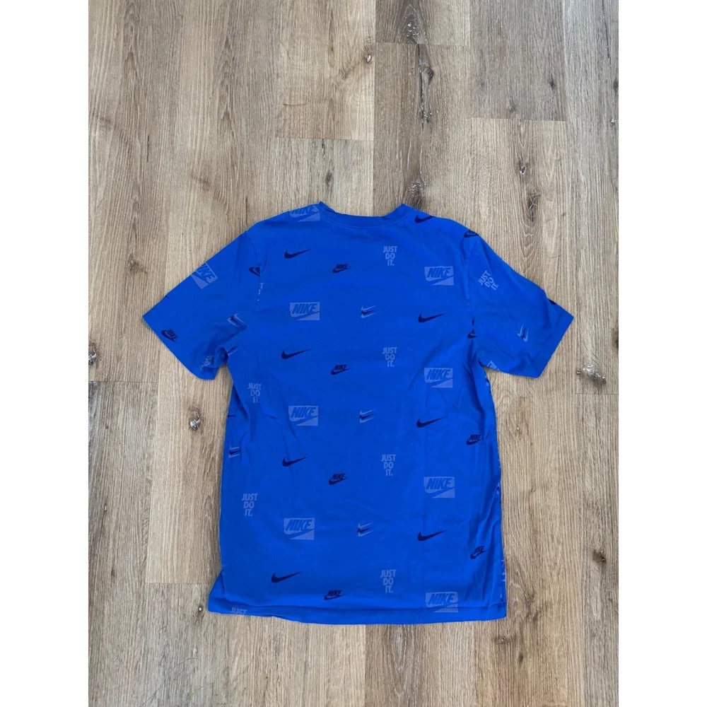 Nike Boys Blue All Over Print‎ Logo Graphic T-Shirt Medium CV8962-480 Just Do It